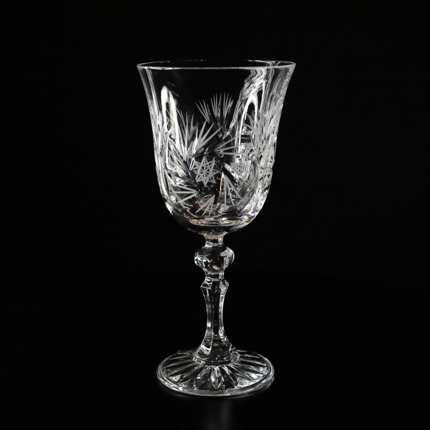 Delicately crafted Antoinette crystal white wine glasses featuring timeless patterns and elegant stems, perfect for sophisticated gatherings.
