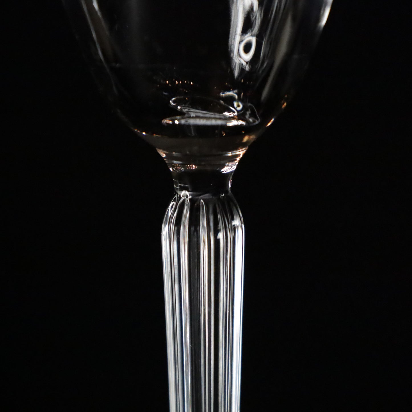 Single Aurora champagne flute with a slender stem and clean lines, photographed against a dark, elegant backdrop